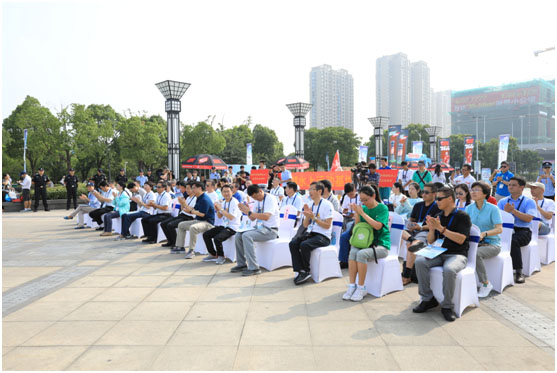 /></p><p>　　省體育局副局長(zhǎng)顏爭(zhēng)鳴、省體育局群體處副調(diào)研員柳昌貴、市政府副市長(zhǎng)徐美健、副秘書(shū)長(zhǎng)馬九根、市體育局局長(zhǎng)周志芳等領(lǐng)導(dǎo)出席了開(kāi)幕儀式。開(kāi)幕儀式上，市體育局副局長(zhǎng)陶勇杰介紹了活動(dòng)的基本情況。本次運(yùn)動(dòng)會(huì)設(shè)賽艇、皮劃艇、海模、水機(jī)、摩托艇特技、水上飛人、獨(dú)木舟、漿板瑜伽、動(dòng)力傘等13個(gè)表演項(xiàng)目和龍舟競(jìng)速、龍舟拔河、皮劃艇競(jìng)速、菱船接力4個(gè)比賽項(xiàng)目。項(xiàng)目設(shè)置基本涵蓋目前我市所有的水上運(yùn)動(dòng)項(xiàng)目，既有帆船、帆板等時(shí)尚運(yùn)動(dòng)，又有省非物質(zhì)文化遺產(chǎn)船拳、龍舟、劃菱船等我市傳統(tǒng)體育文化展示。</p><p> </p><p style=