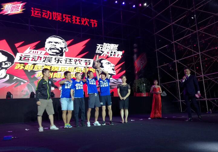 /></p><p>　　傍晚19：00活動啟動儀式正式開始，過后的舞臺區(qū)表演互動節(jié)目將整個活動區(qū)帶入了&ldquo;體育娛樂狂歡&rdquo;的氛圍。人氣美少女天團SNH48驚艷開場，曼聯(lián)傳奇球星西爾維斯特攜聯(lián)賽冠軍杯首次亮相，CBA小前鋒李根現(xiàn)場展示精湛球技，維密走秀、動感DJ、絢麗燈光秀、爵士樂隊演出等節(jié)目激情助陣！</p><p style=