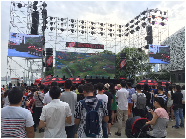 /></p><p>　　全天活動吸引了超過萬人參與，活動期間穿插主題互動，現(xiàn)場更有3個幸運兒抽到了免費直飛英國游大獎，10月將啟程前往曼聯(lián)老特拉福德球場VIP包廂觀戰(zhàn)。</p><p style=