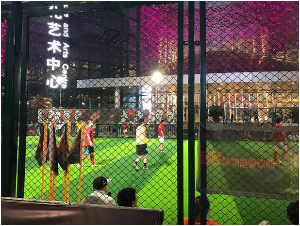 /></p><p>　　市體育局副局長、市體育總會副主席陳艷青女士親臨現(xiàn)場，并給蘇超五人制足球聯(lián)賽的冠軍頒發(fā)冠軍獎杯。市教育局、校園足球辦公室、市體育總會、市海外交流協(xié)會、市足球協(xié)會、工業(yè)園區(qū)宣傳部等單位代表共同出席啟動儀式。</p><p style=