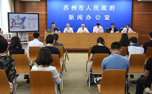 /></p><p>　　現(xiàn)場(chǎng)，賽事承辦方就本屆賽事的活動(dòng)亮點(diǎn)、獎(jiǎng)項(xiàng)設(shè)置、宣傳互動(dòng)以及安全保障等相關(guān)情況做了詳細(xì)介紹。今年，金雞湖龍舟賽再次被列入&ldquo;同樂江蘇&rdquo;系列活動(dòng)，并舉行&ldquo;同樂江蘇&rdquo;啟動(dòng)儀式。省委宣傳部、省政府新聞辦作為賽事指導(dǎo)單位，對(duì)賽事給予了大力支持，并邀請(qǐng)?jiān)诮K生活的外籍人士組隊(duì)參賽，提升賽事整體高度，擴(kuò)大品牌影響力及號(hào)召力。較之于往屆，今年賽事的參賽隊(duì)伍來源更加豐富，既有以意大利威尼斯為代表的蘇州友好城市隊(duì)，也有來自江蘇省內(nèi)南京、常州等地的隊(duì)伍。金雞湖端午龍舟賽以傳承中華民族傳統(tǒng)文化為核心，通過體育賽事全民參與的形式，傳承中國(guó)傳統(tǒng)文化，促進(jìn)國(guó)際文化間的交流與發(fā)展。</p><p style=