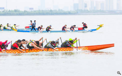 /></p><p>　　據(jù)了解，今年參賽的70支隊(duì)伍包括12人小龍舟男子組46支，12人小龍舟女子組11支，22人大龍舟公開組13支，無(wú)論隊(duì)伍規(guī)模還是參賽人數(shù)，較之去年都有所增長(zhǎng)。其中，國(guó)企單位11支占比17%，外企單位30支占比42%，私企單位8支占比11%，院校單位12支占比17%，社會(huì)團(tuán)體4支占比6%。值得一提的是，為滿足百姓參與龍舟賽的心愿，賽事今年首次試水，組建12人小龍舟個(gè)人報(bào)名參賽隊(duì)伍，最終成功組隊(duì)5支，占比7%。</p><p>　　作為一項(xiàng)親民、聚民、樂民的群眾體育活動(dòng)，金雞湖端午龍舟賽自2010年以來已連辦7年，成為園區(qū)和蘇州市最具有代表性的節(jié)慶品牌之一。今年的龍舟賽以&ldquo;傳承民俗傳統(tǒng)文化，促進(jìn)國(guó)際文化交流&rdquo;為主題，貫穿傳承與創(chuàng)新兩條主線，推出文體大匯演、極限水陸空、端午美食節(jié)、創(chuàng)意云集市、攝影大賽五大活動(dòng)板塊。在注重文化性、趣味性之余，還在創(chuàng)新性上實(shí)現(xiàn)突破。極限水陸空將邀請(qǐng)貴州非遺&ldquo;赤水獨(dú)竹漂&rdquo;的傳承者親臨現(xiàn)場(chǎng)為大家展示獨(dú)門絕技；傳統(tǒng)手工藝核雕、銅絲工藝、捏面人、刺繡、立體糖畫、竹藝編制等也將在現(xiàn)場(chǎng)進(jìn)行展示。創(chuàng)意云集市以 &ldquo;互聯(lián)網(wǎng)+&rdquo;深度結(jié)合&ldquo;VR&rdquo;體驗(yàn)，讓大家在虛擬世界中體驗(yàn)極限運(yùn)動(dòng)競(jìng)技的樂趣與快感。與此同時(shí)，為增強(qiáng)全民互動(dòng)性和參與度，今年賽事還打造了全民參與、公開投票的&ldquo;網(wǎng)評(píng)攝影賽&rdquo;，參與者通過關(guān)注&ldquo;蘇州電信&rdquo;和&ldquo;蘇州龍舟賽&rdquo;微信公眾號(hào)，上傳龍舟賽題材照片，指定時(shí)間內(nèi)進(jìn)行投票評(píng)選最佳人氣獎(jiǎng)，另外還將有專業(yè)評(píng)委評(píng)選出最佳作品。</p><p style=