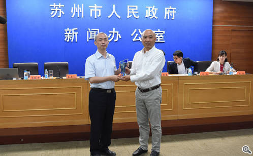 /></p><p>　　為確保安全，賽事組委會(huì)還對(duì)公安、特警、保安、保潔、救生員、救生艇、安全通道、志愿者等做了全方位的應(yīng)急預(yù)案，并開展培訓(xùn)和適應(yīng)場(chǎng)地訓(xùn)練，對(duì)所有突發(fā)情況進(jìn)行模擬，對(duì)救生員和救生艇進(jìn)行安全指導(dǎo)，避免比賽期間突發(fā)狀況的發(fā)生。</p><p>　　作為賽事的主冠名商，中國(guó)電信為龍舟賽提供了多方位的支持。中國(guó)電信股份有限公司蘇州分公司代表表示，作為一項(xiàng)重要的端午民俗，金雞湖端午龍舟賽不只是單純的體育競(jìng)技比賽，賽事體現(xiàn)的你追我趕、永不服輸、力爭(zhēng)上游、精誠(chéng)團(tuán)結(jié)的&ldquo;龍舟精神&rdquo;恰與中國(guó)電信在企業(yè)文化和社會(huì)責(zé)任方面的訴求不謀而合?，F(xiàn)場(chǎng)，市體育局副局長(zhǎng)陶勇杰、園區(qū)宣傳部副部長(zhǎng)陳龍分別向中國(guó)電信股份有限公司蘇州分公司贈(zèng)送了賽事紀(jì)念品、頒發(fā)了榮譽(yù)獎(jiǎng)杯。</p><p style=