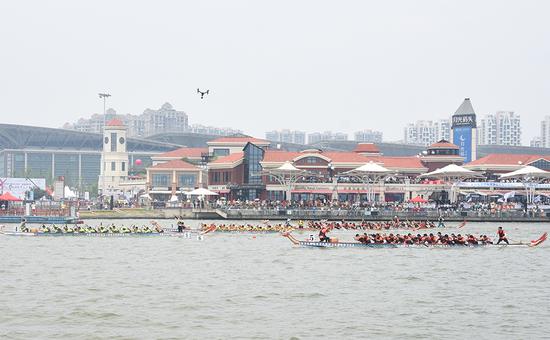 /></p><p>　　經(jīng)過預賽和決賽的兩輪角逐，國際教育園男子龍舟隊摘得&ldquo;12人龍舟300米直道競速&rdquo;男子組桂冠，女子組則是威尼斯大學聯(lián)隊奪冠，22人龍舟300米直道競速公開組冠軍由外包學院龍舟隊獲得。除最受矚目的冠亞季軍隊伍外，本屆龍舟賽還評選出了優(yōu)秀組織獎、最佳團隊協(xié)作獎、最佳團隊拼搏獎等多個團隊優(yōu)秀獎項。</p><p style=