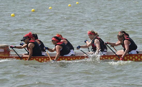 /></p><p>　　作為一項親民、聚民、樂民的群眾體育活動，金雞湖端午龍舟賽自2010年以來已連辦7年，成為園區(qū)和蘇州市最具有代表性的節(jié)慶品牌之一。金雞湖端午龍舟賽已不僅是一項單純的體育活動，還凝聚成了一種你追我趕、永不服輸、力爭上游、精誠團結(jié)的&ldquo;龍舟精神&rdquo;。（江粟）</p>        </div>
        <div   id=