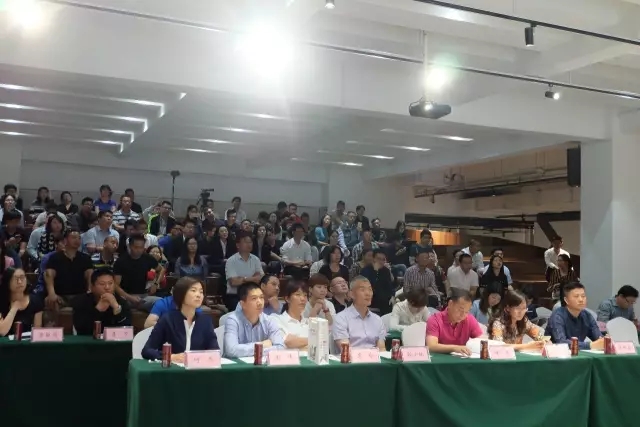 /></p><p>　　隨著前期大量籌備工作已經(jīng)完成，賽事開(kāi)幕在即，為保障賽事及活動(dòng)圓滿完成，本次領(lǐng)隊(duì)會(huì)議像大家重點(diǎn)宣導(dǎo)競(jìng)賽規(guī)程，通報(bào)培訓(xùn)情況、給予備賽建議，講解檢錄換裝登舟和救生方案，通報(bào)儀式環(huán)節(jié)和互動(dòng)活動(dòng)的細(xì)化方案并通過(guò)抽簽進(jìn)行競(jìng)賽順序。</p><p style=