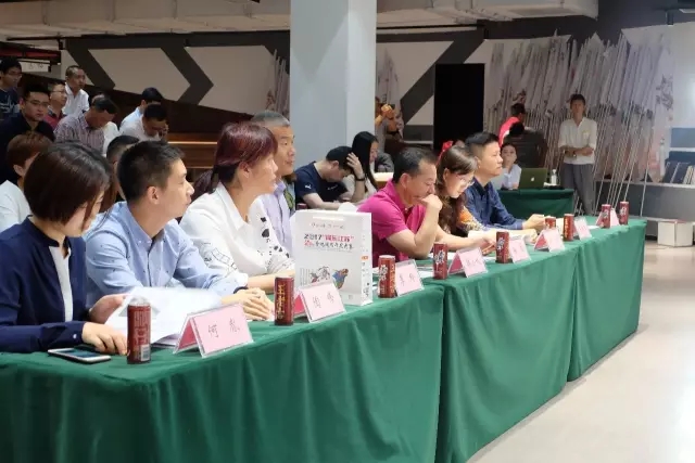 /></p><p>　　金雞湖端午龍舟賽作為一項(xiàng)親民、聚民、樂(lè)民的群眾體育活動(dòng)，自2010年以來(lái)已連辦7年，已成為蘇州工業(yè)園區(qū)和蘇州市最具有代表性的節(jié)慶品牌之一。</p><p style=