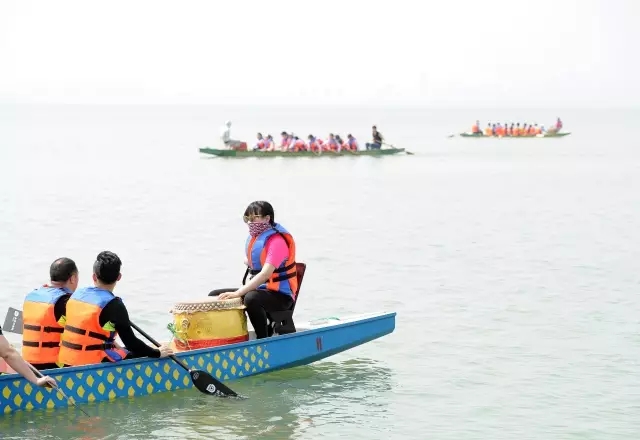 /></p><p>　　上屆龍舟賽，她們就是冠軍。為了爭取今年的衛(wèi)冕冠軍，目前隊員們每周保持四次的訓(xùn)練量。</p><p style=