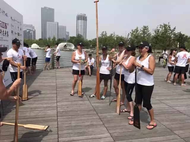 /></p><p>　　值得一提的是，&ldquo;白娘子隊&rdquo;極富愛心。每次所獲獎金，她們都捐給社會上真正需要幫助的人。今年，白娘子隊將在金雞湖龍舟賽結(jié)束后，赴&ldquo;紅色基地&rdquo;金寨實地考察，并進(jìn)行公益捐贈。這不僅是賽事的一次跨越，還將金雞湖龍舟賽、星舟Vipers白娘子隊緊密聯(lián)系在一起，也成了中外朋友國際友好的象征。</p><p style=