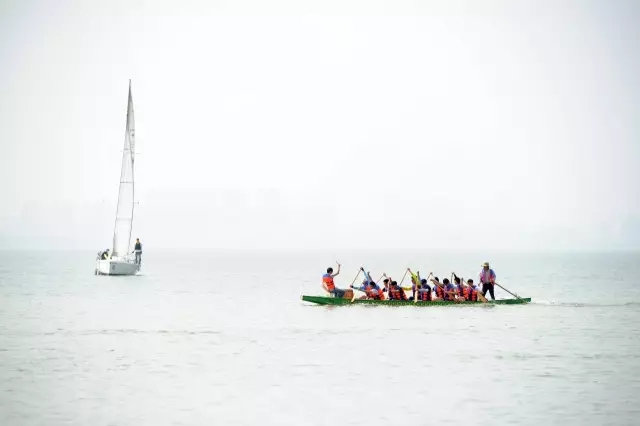/></p><p>　　據(jù)介紹，今年的賽事隊伍組成分別來自蘇州本地隊、&ldquo;同樂江蘇&rdquo;友城隊、&ldquo;同樂江蘇&rdquo;城市隊，分別有&ldquo;12人小龍舟男子組300米直道競速&rdquo;，目前已招募45支參賽隊伍；&ldquo;12人小龍舟女子組300米直道競速&rdquo;，目前已招募11支參賽隊伍；&ldquo;22人大龍舟公開組300米直道競速&rdquo;，目前已招募14支參賽隊伍。</p><p>編輯 朱雪芬</p>        </div>
        <div   id=